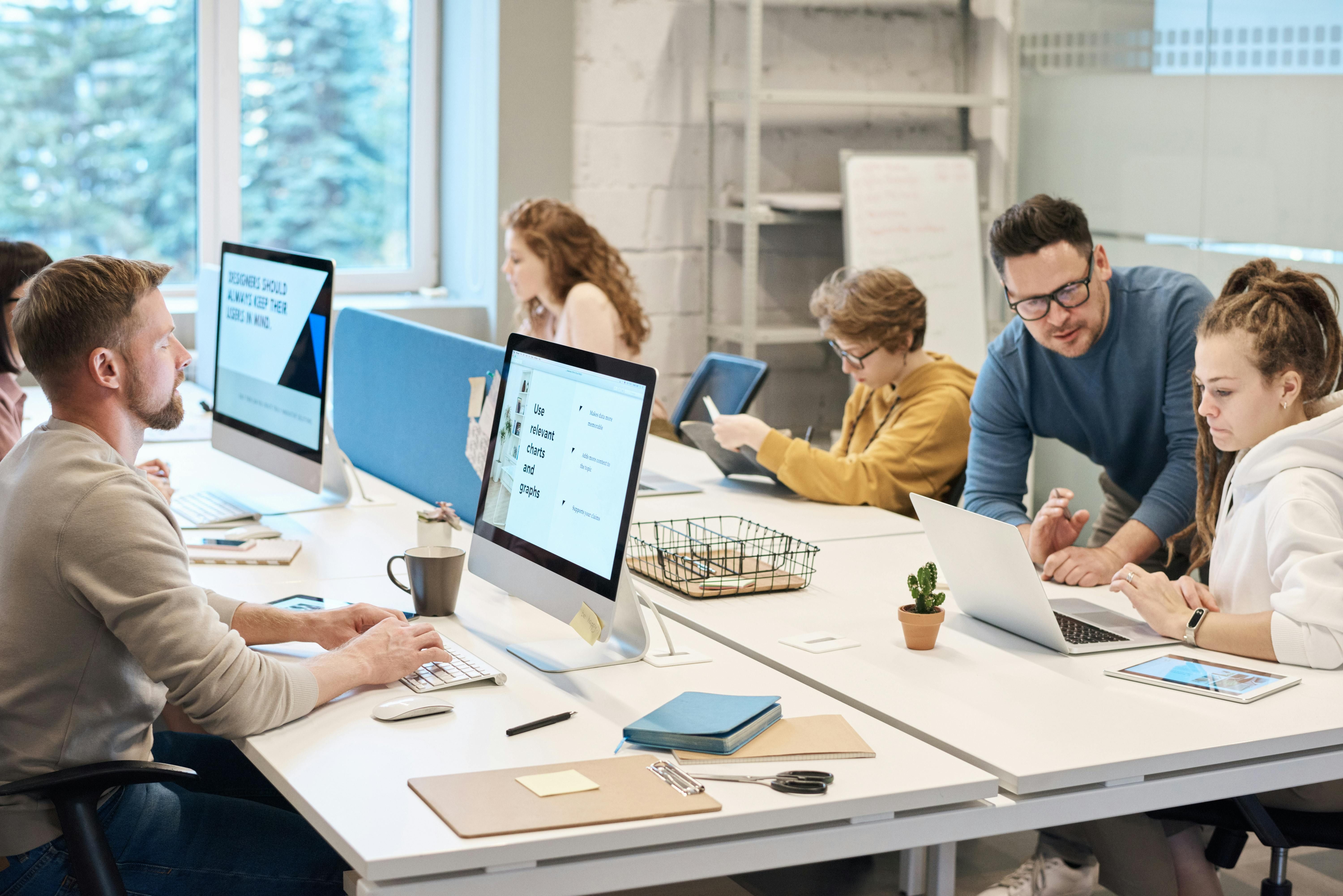 Gruppo persone scrivania lavorano